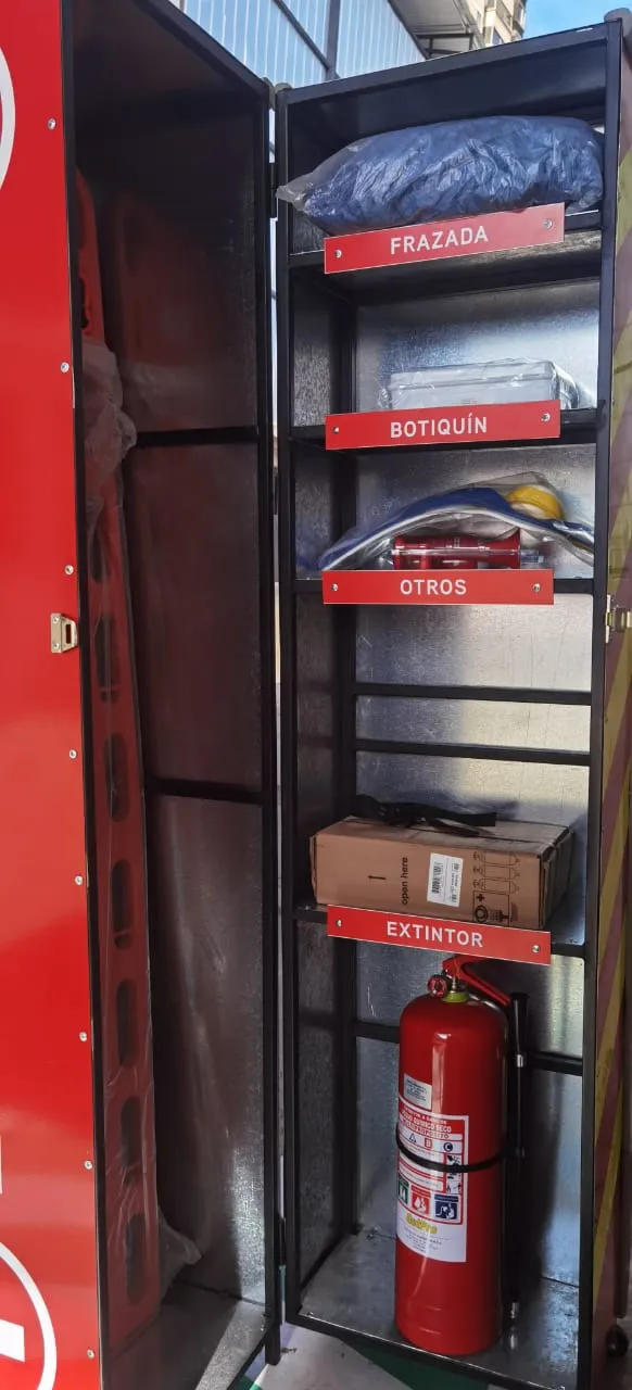 Estación de emergencia equipada con frazada, botiquín y extintor